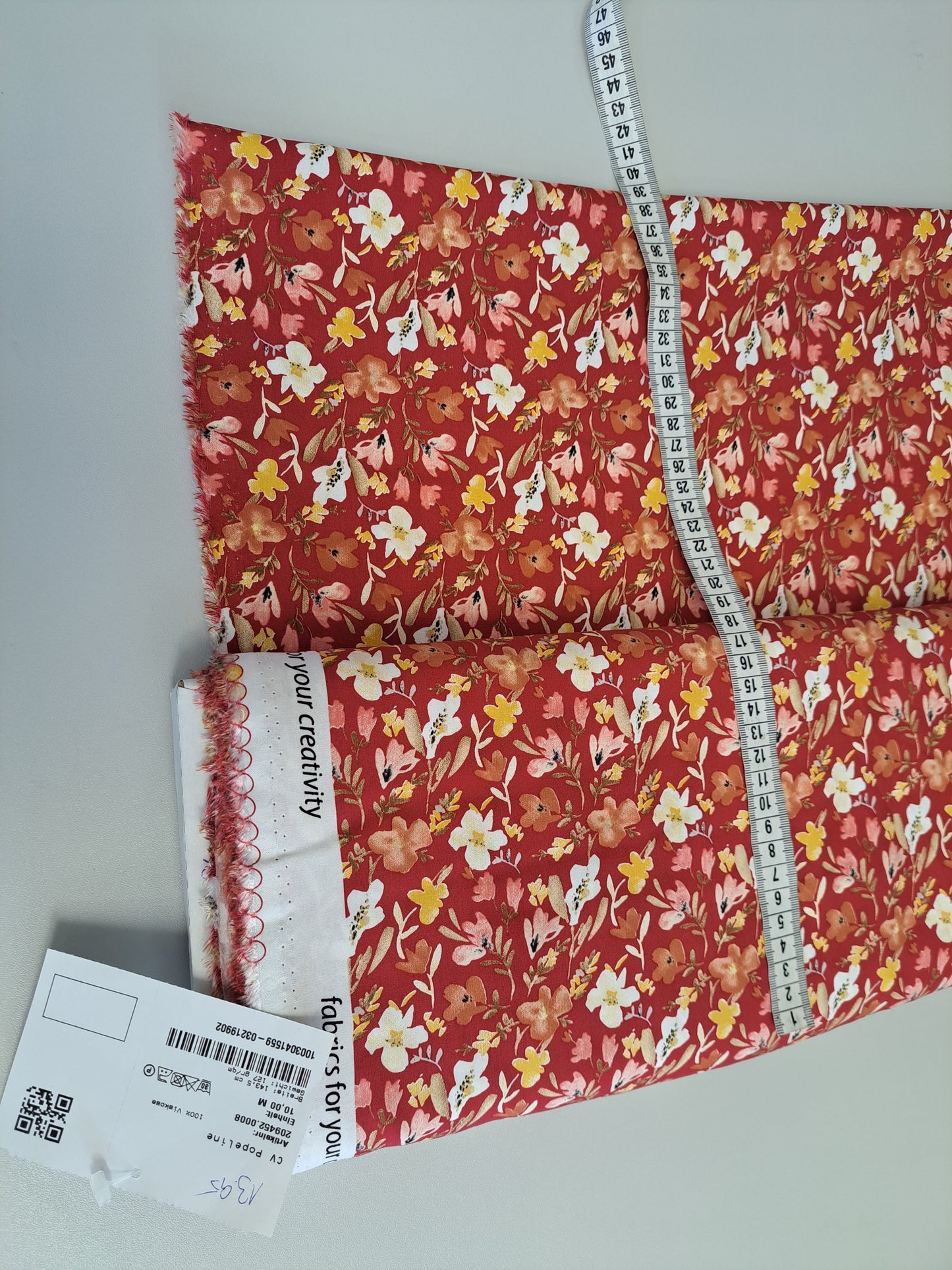 Blumendekor aus Viskose, Grundfarbe rot