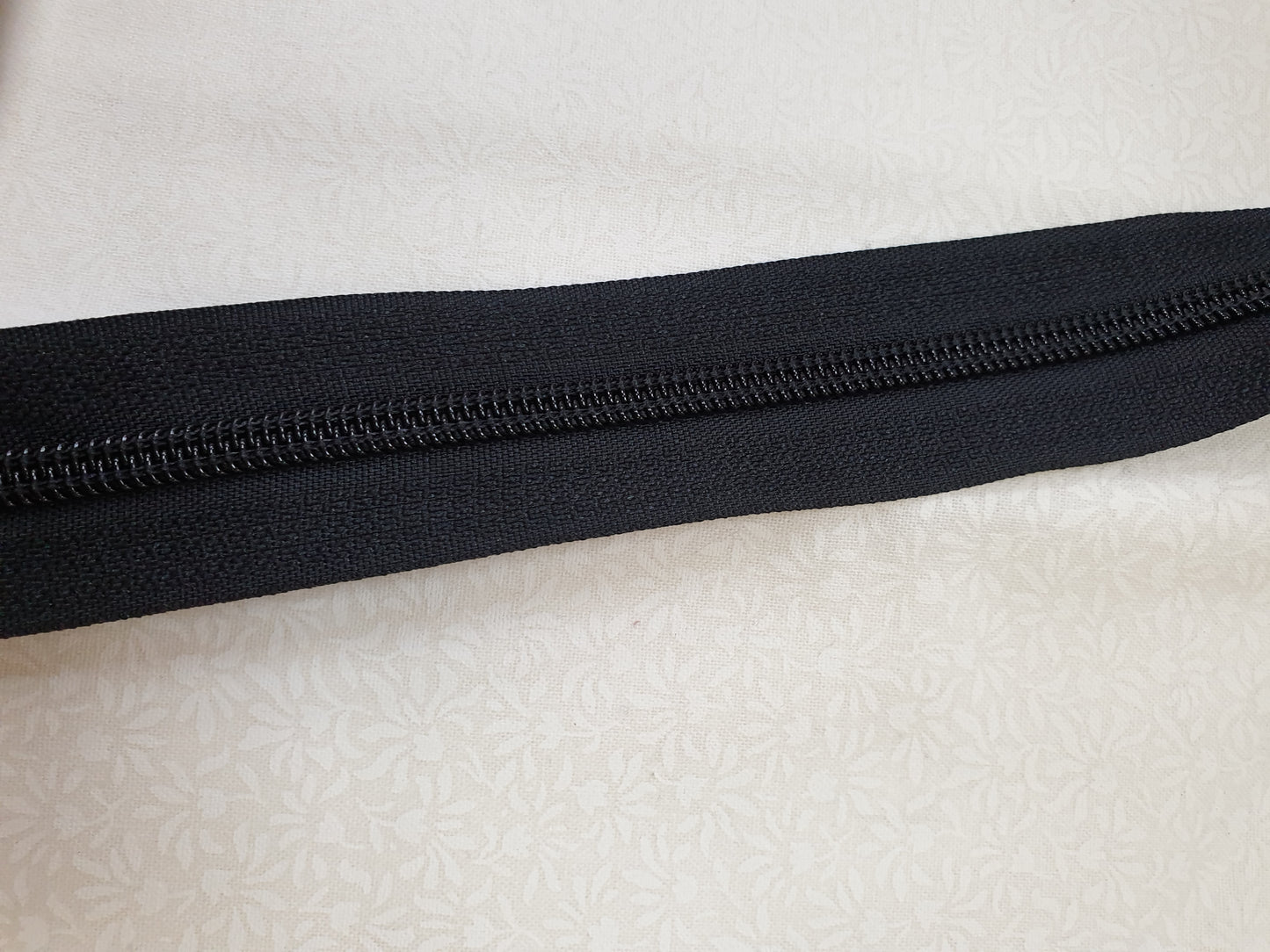 Endlosreißverschluss mit 6 mm Raupe in schwarz