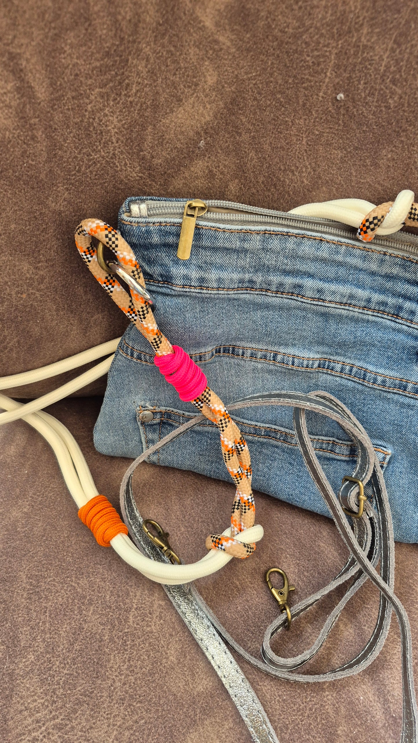 Jeanstasche  Mit Armschlaufe zum Tragen und 2 verschiedene Schulterriemen