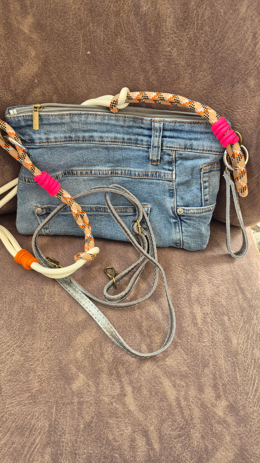 Jeanstasche  Mit Armschlaufe zum Tragen und 2 verschiedene Schulterriemen