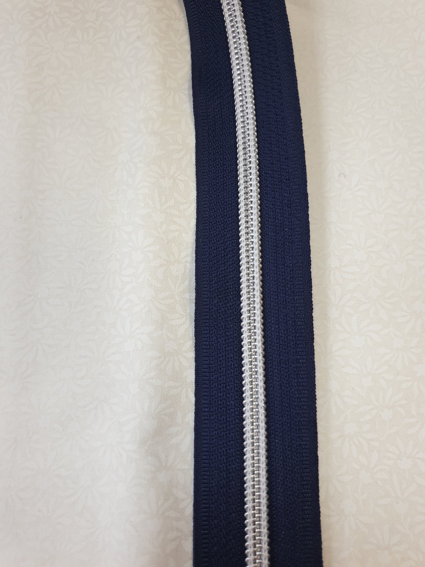 Dunkel blauer Endlosreißverschluss mit 6mm Raupe in Silber