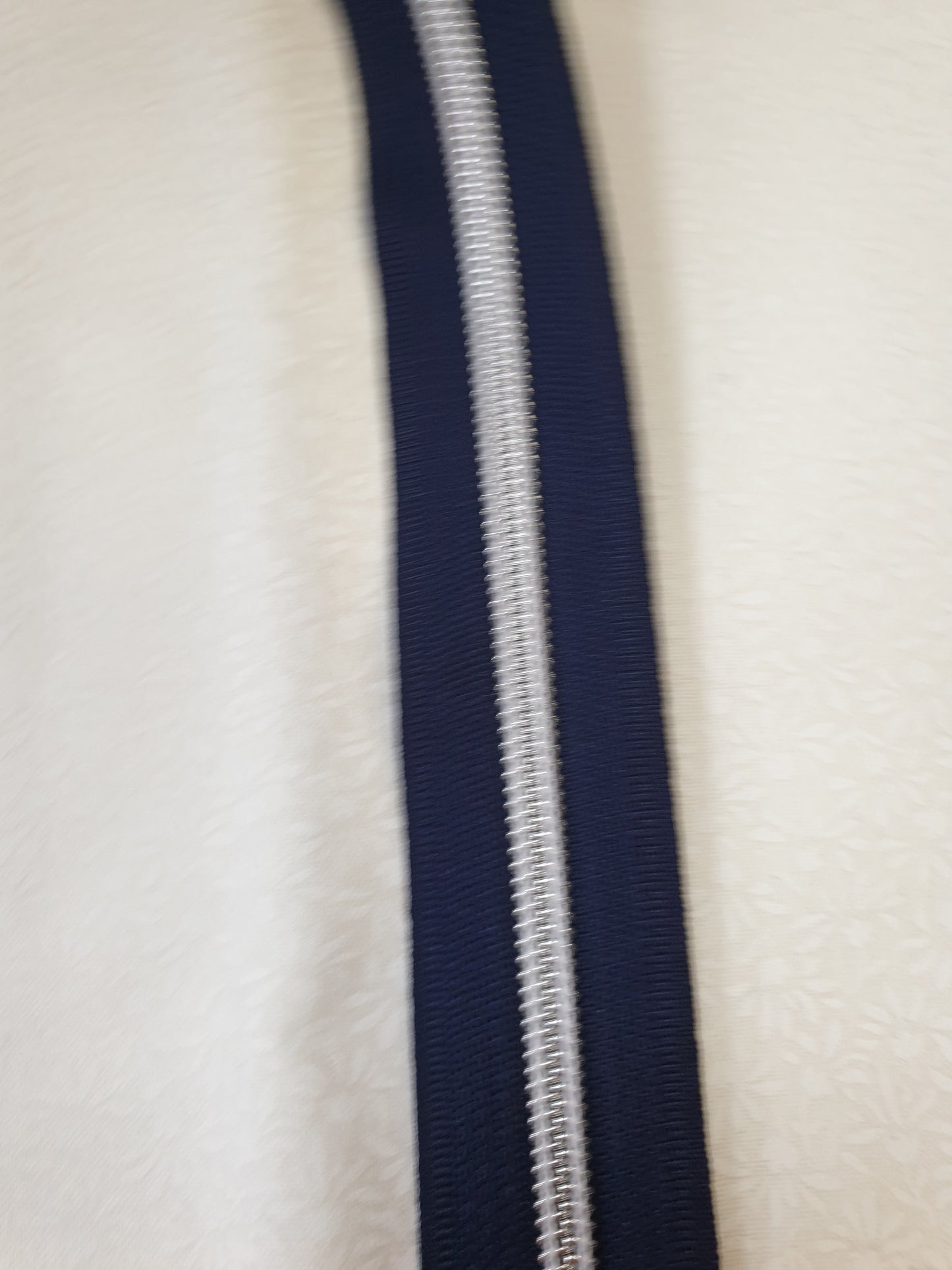 Dunkel blauer Endlosreißverschluss mit 6mm Raupe in Silber