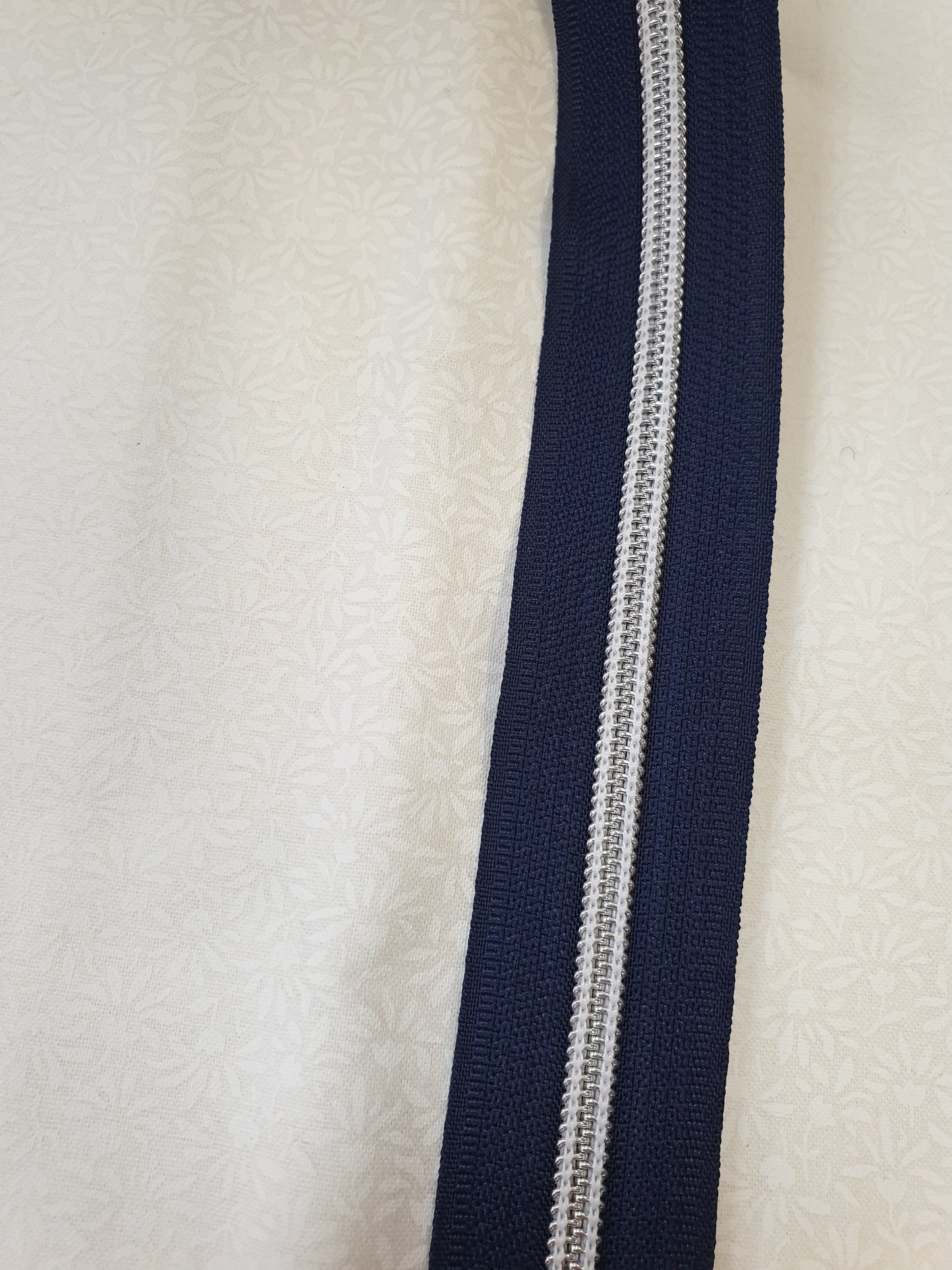 Dunkel blauer Endlosreißverschluss mit 6mm Raupe in Silber