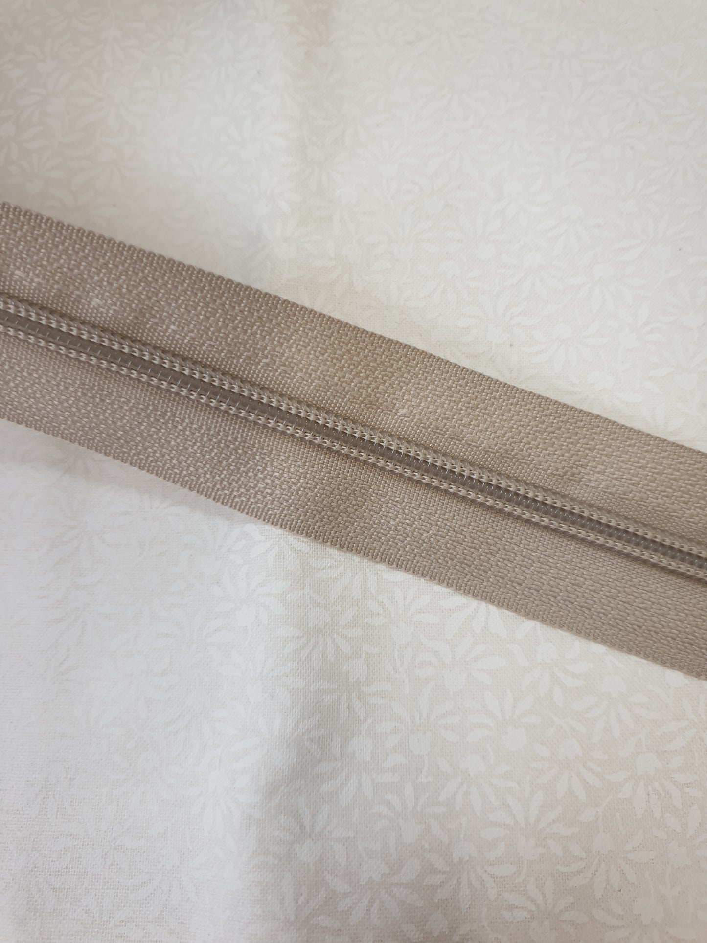 Endlos Reißverschluss 6 mm Raupe  Farbe Beige