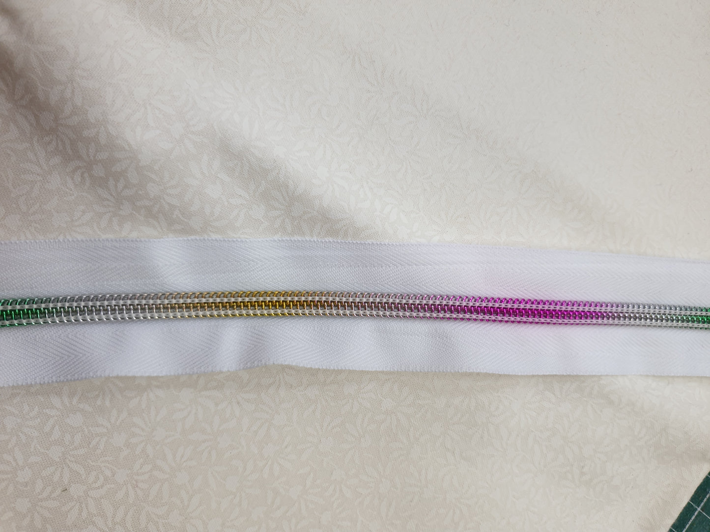 Endlos Reisverschluss mit Regenbogenraupe