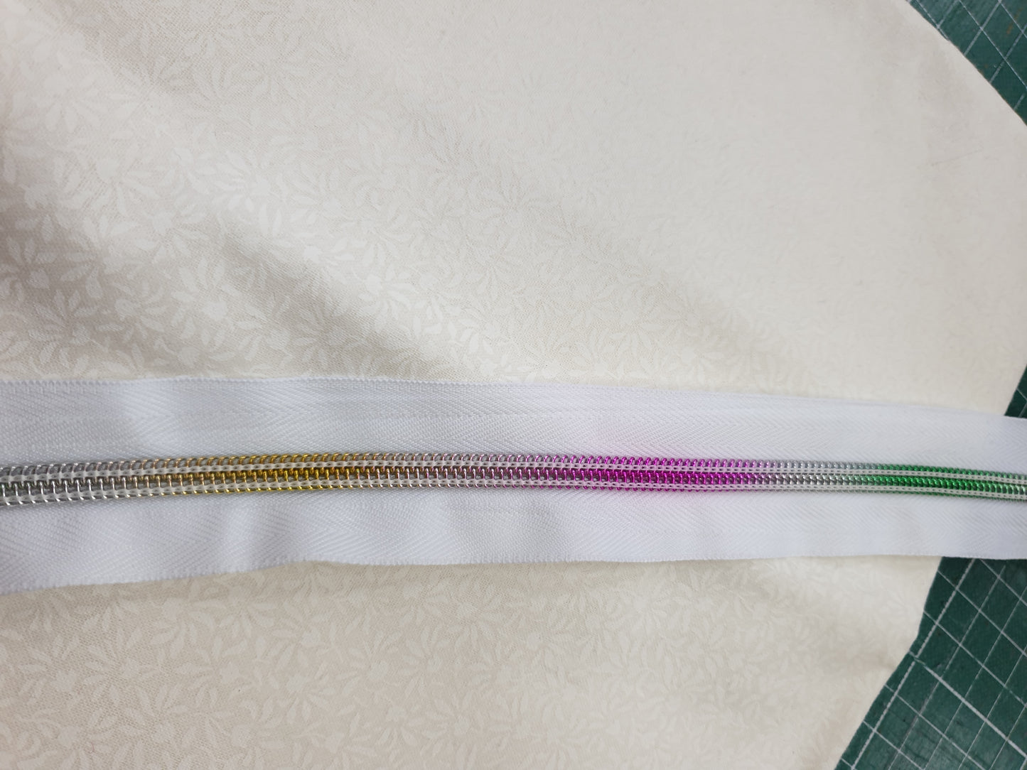 Endlos Reisverschluss mit Regenbogenraupe