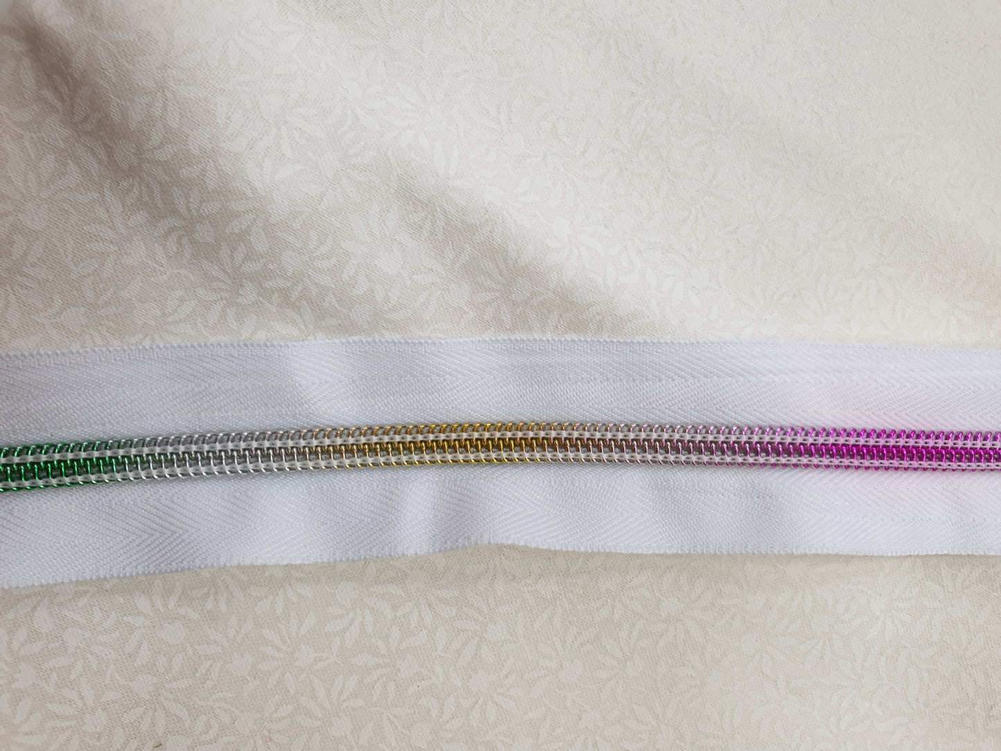 Endlos Reisverschluss mit Regenbogenraupe